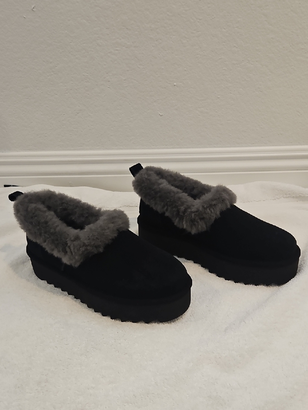 UGG Black Slip-On Sherling Fur Lined Clog Slippers sz 7 New